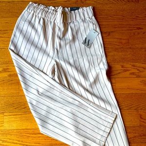 Elegant but casual, high waisted, wide leg cropped